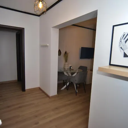 Daire Black And White 4