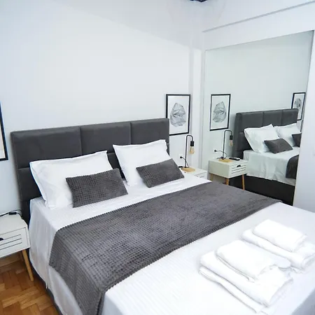 Black And White 4 Daire Selanik