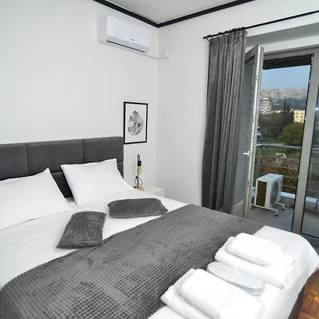 Black And White 4 Selanik