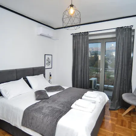 شقة Black And White 4 *