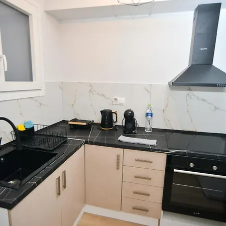 Black And White 4 * سالونيك