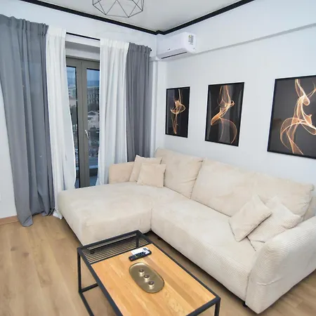 Black And White 4 公寓